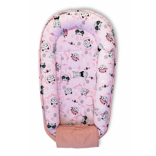 Baby Nest din bumbac, 90x50cm, culoare roz, imprimeu pisici, NST06
