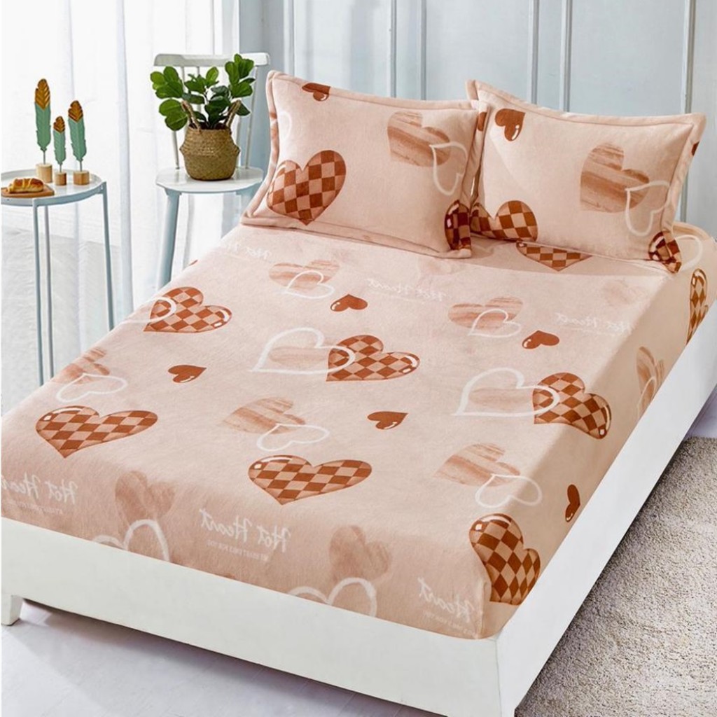 Husa de pat, 2 persoane, cocolino, 3 piese, cu elastic, 180x200cm, crem , cu inimioare maro, HPC146 Husa de pat, 2 persoane, cocolino, 3 piese, cu elastic, 180x200cm, crem , cu inimioare maro, HPC146
